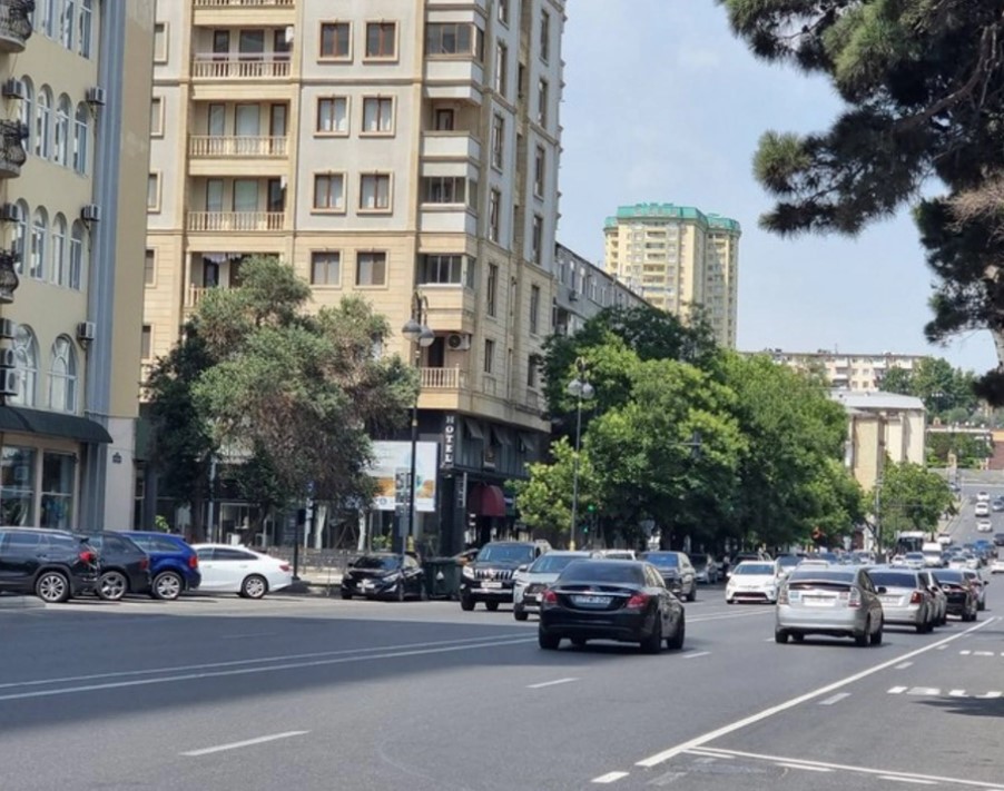 bakinin-merkezi-kucelerinden-daha-birinde-avtobus-zolagi-cekildi